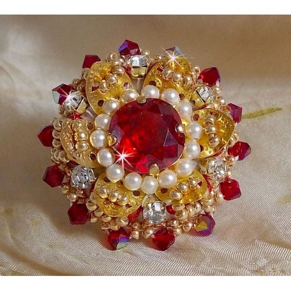 Anillo L'Oiseau des Iles Rouge Dor&eacute; bordado con perlas nacaradas, cristales de Swarovski, un bonito estampado floral y cuentas de semillas.