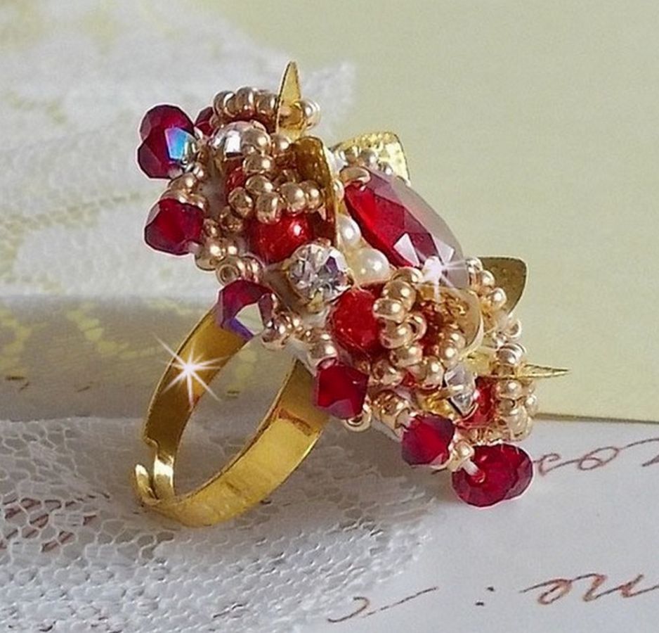 Anillo L'Oiseau des Iles Rouge Doré bordado con perlas nacaradas, cristales de Swarovski, un bonito estampado floral y cuentas de semillas.