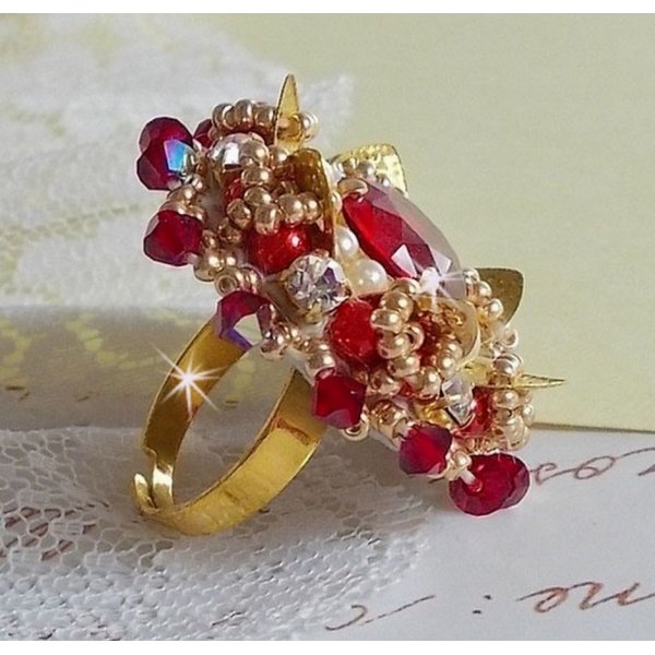Anillo L'Oiseau des Iles Rouge Dor&eacute; bordado con perlas nacaradas, cristales de Swarovski, un bonito estampado floral y cuentas de semillas.