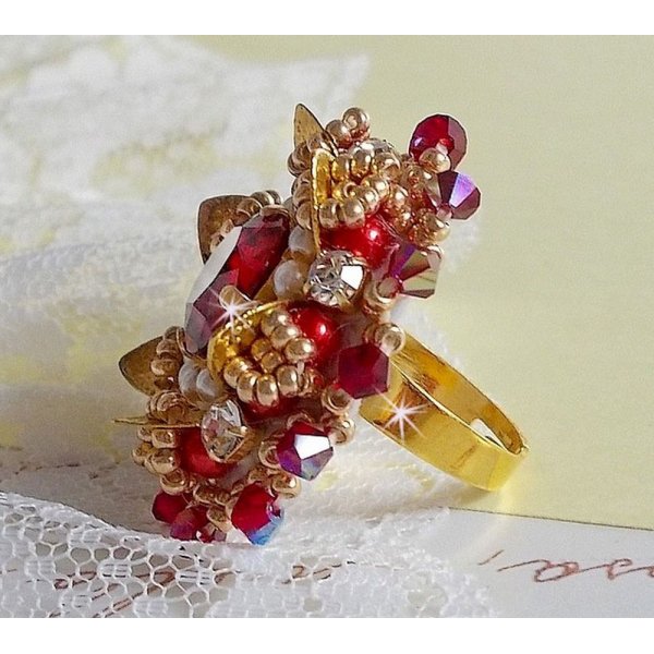 Anillo L'Oiseau des Iles Rouge Dor&eacute; bordado con perlas nacaradas, cristales de Swarovski, un bonito estampado floral y cuentas de semillas.