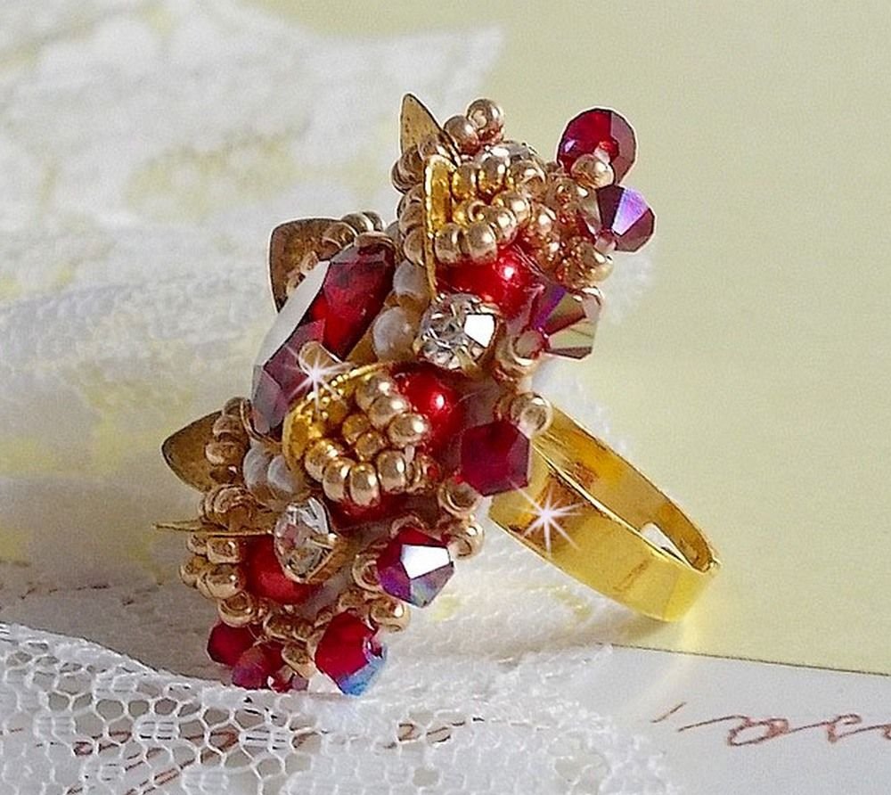 Anillo L'Oiseau des Iles Rouge Doré bordado con perlas nacaradas, cristales de Swarovski, un bonito estampado floral y cuentas de semillas.