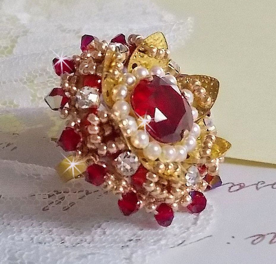 Anillo L'Oiseau des Iles Rouge Doré bordado con perlas nacaradas, cristales de Swarovski, un bonito estampado floral y cuentas de semillas.