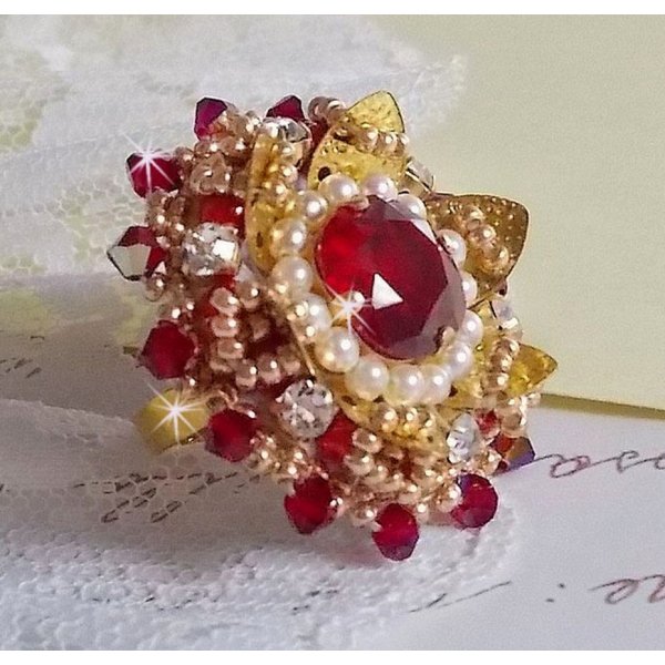Anillo L'Oiseau des Iles Rouge Dor&eacute; bordado con perlas nacaradas, cristales de Swarovski, un bonito estampado floral y cuentas de semillas.