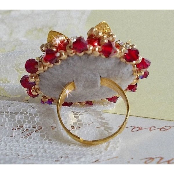 Anillo L'Oiseau des Iles Rouge Dor&eacute; bordado con perlas nacaradas, cristales de Swarovski, un bonito estampado floral y cuentas de semillas.