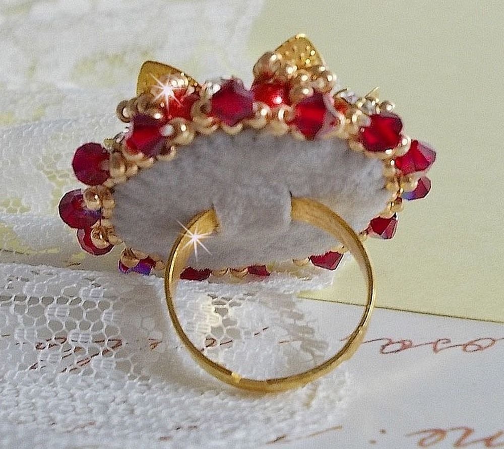 Anillo L'Oiseau des Iles Rouge Doré bordado con perlas nacaradas, cristales de Swarovski, un bonito estampado floral y cuentas de semillas.