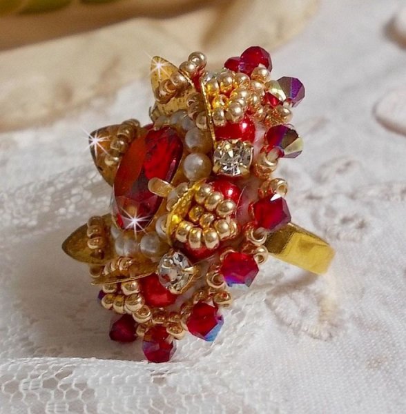 Anillo L'Oiseau des Iles Rouge Dor&eacute; bordado con perlas nacaradas, cristales de Swarovski, un bonito estampado floral y cuentas de semillas.