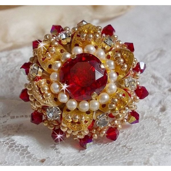 Anillo L'Oiseau des Iles Rouge Dor&eacute; bordado con perlas nacaradas, cristales de Swarovski, un bonito estampado floral y cuentas de semillas.