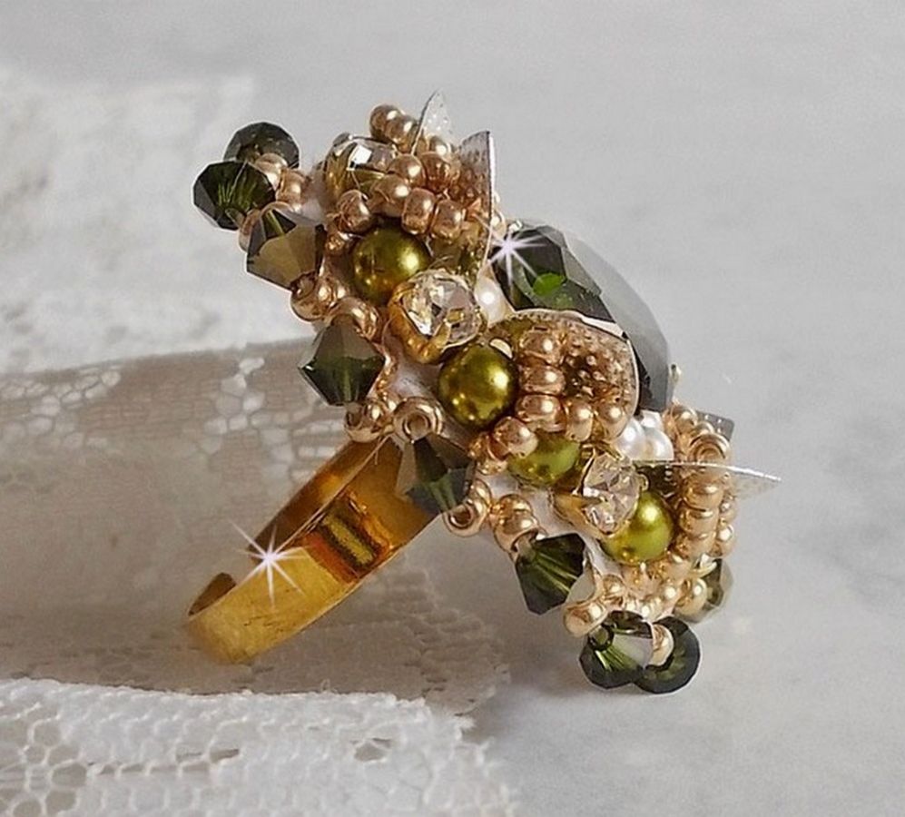 Anillo L'Oiseau des Iles Plata Verde bordado con perlas, cristales Swarovski y rocallas