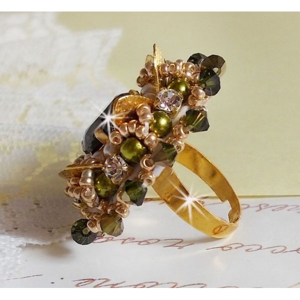 Anillo L'Oiseau des Iles Oro Verde bordado con cristales de Swarovski, chatones, perlas y rocallas
