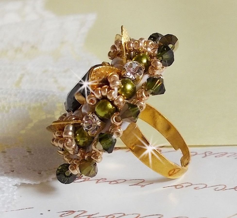 Anillo L'Oiseau des Iles Oro Verde bordado con cristales de Swarovski, chatones, perlas y rocallas