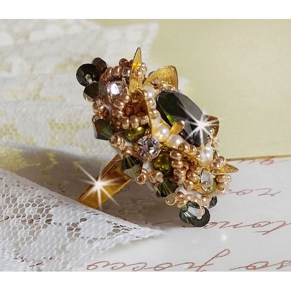 Anillo L'Oiseau des Iles Oro Verde bordado con cristales de Swarovski, chatones, perlas y rocallas