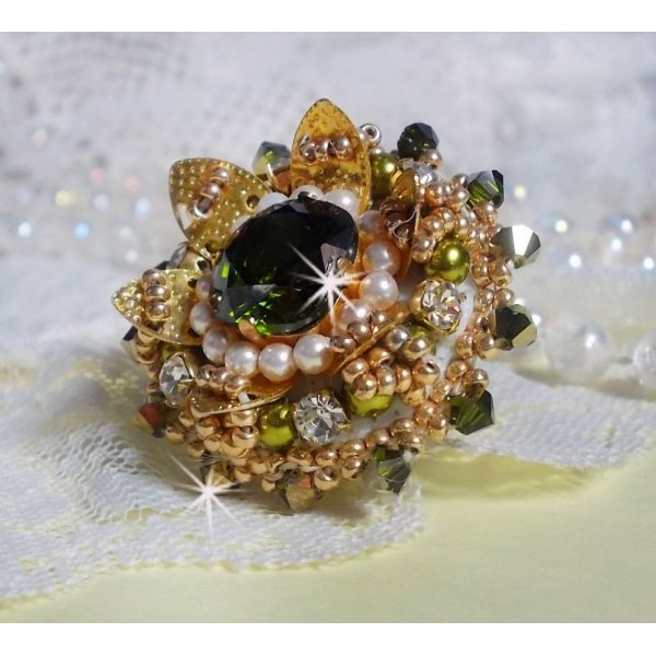 Anillo L'Oiseau des Iles Oro Verde bordado con cristales de Swarovski, chatones, perlas y rocallas