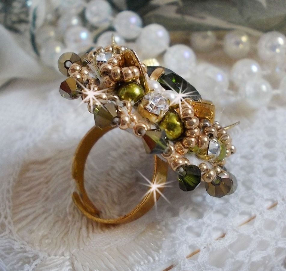 Anillo L'Oiseau des Iles Oro Verde bordado con cristales de Swarovski, chatones, perlas y rocallas