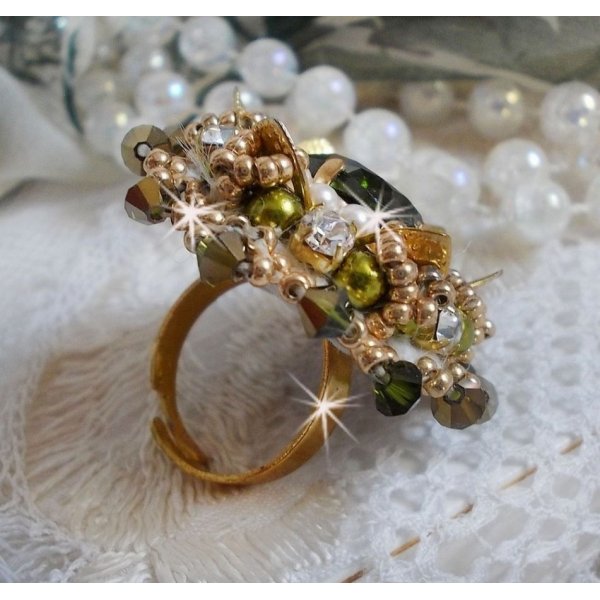 Anillo L'Oiseau des Iles Oro Verde bordado con cristales de Swarovski, chatones, perlas y rocallas