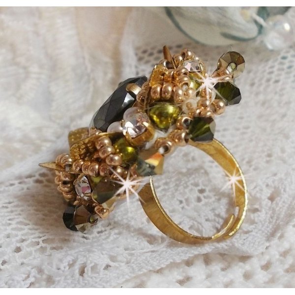 Anillo L'Oiseau des Iles Oro Verde bordado con cristales de Swarovski, chatones, perlas y rocallas