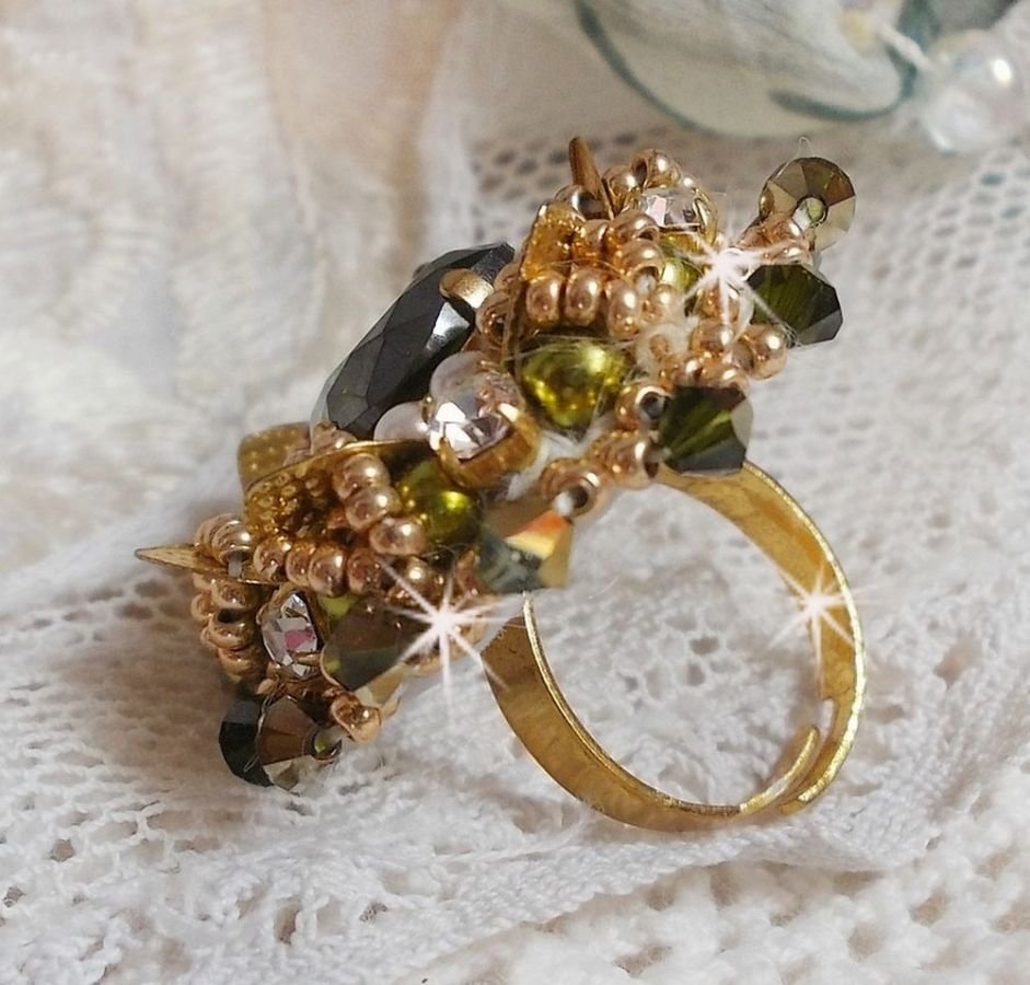 Anillo L'Oiseau des Iles Oro Verde bordado con cristales de Swarovski, chatones, perlas y rocallas