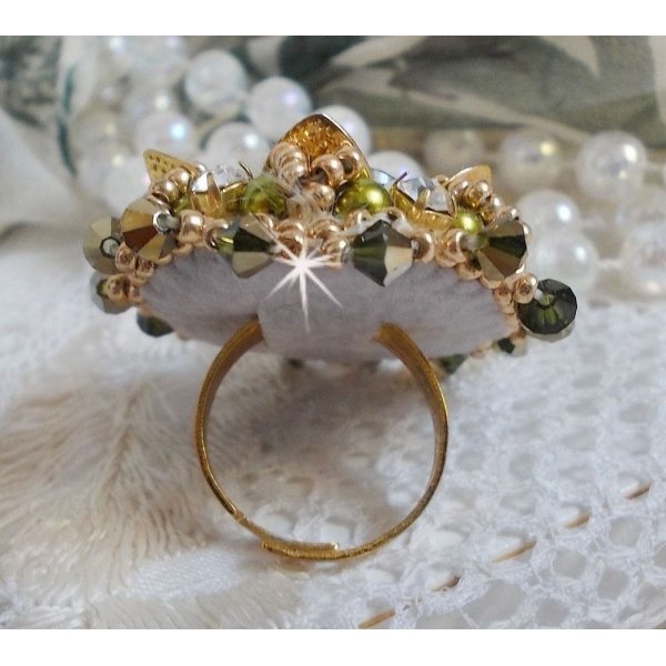 Anillo L'Oiseau des Iles Oro Verde bordado con cristales de Swarovski, chatones, perlas y rocallas