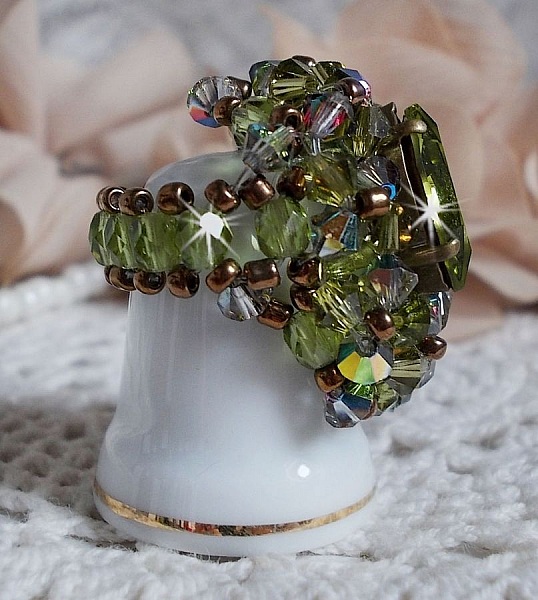 Bague Olivine avec des Cristaux de Swarovski et des perles de boh&ecirc;me