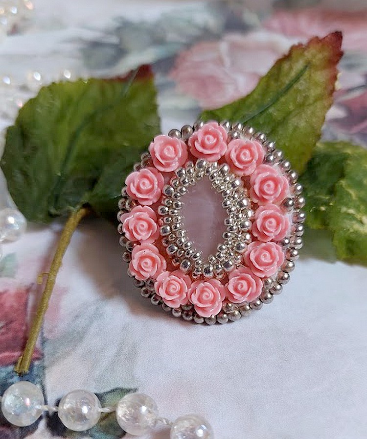 Anillo Rosas de París bordado con un cabujón de Cuarzo adornado con rosas y rocallas de resina