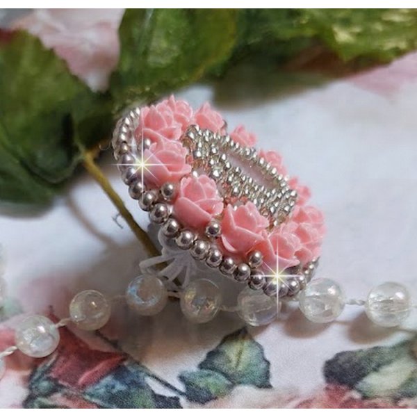 Anillo Rosas de París bordado con un cabujón de Cuarzo adornado con rosas y rocallas de resina