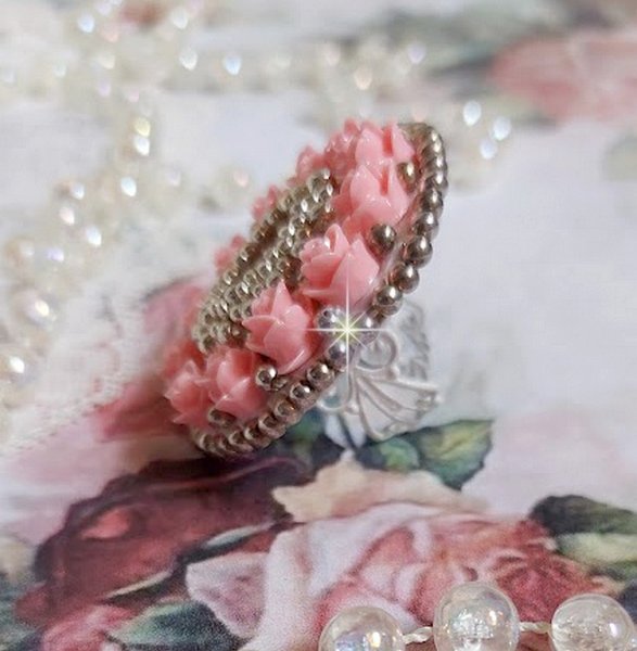 Anillo Rosas de París bordado con un cabujón de Cuarzo adornado con rosas y rocallas de resina