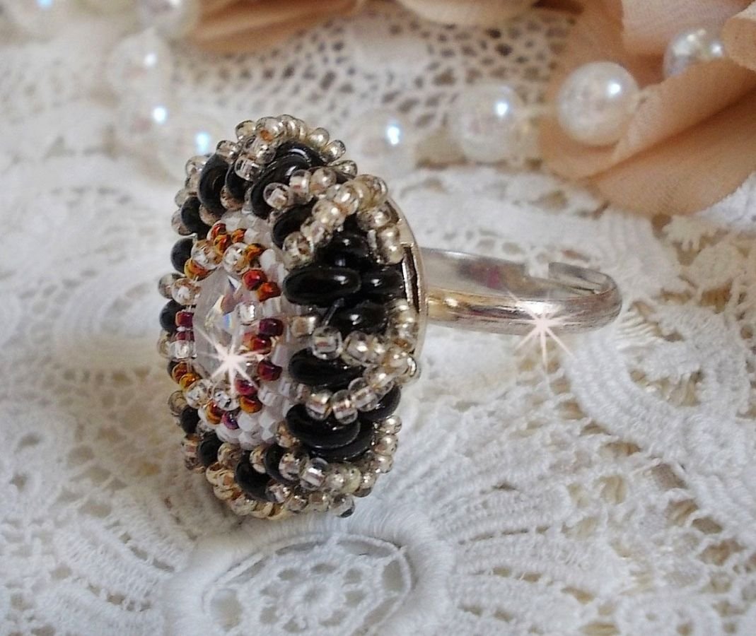 Anillo Pasión bordado con cristal de Swarovski y cuentas de rocalla 