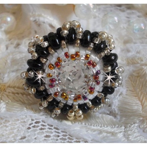 Anillo Pasi&oacute;n bordado con cristal de Swarovski y cuentas de rocalla 