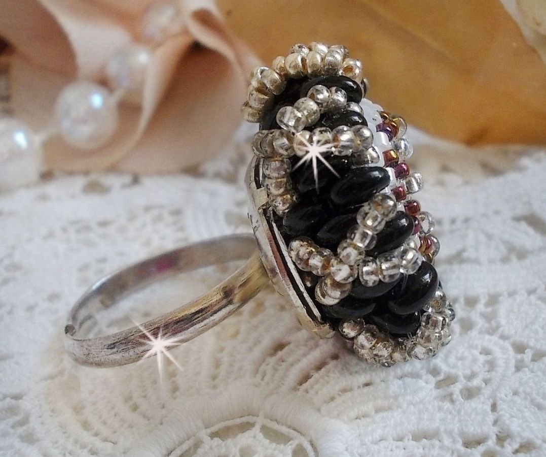 Anillo Pasión bordado con cristal de Swarovski y cuentas de rocalla 