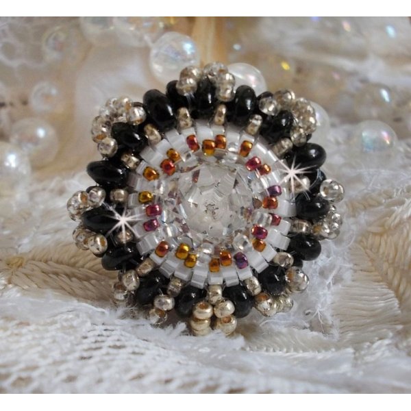 Anillo Pasi&oacute;n bordado con cristal de Swarovski y cuentas de rocalla 