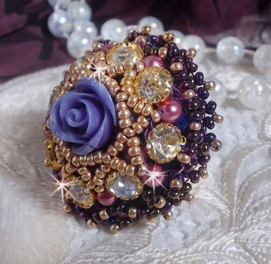 Anillo La Passionnée de Venise bordado con una flor de resina púrpura y strass Crystal