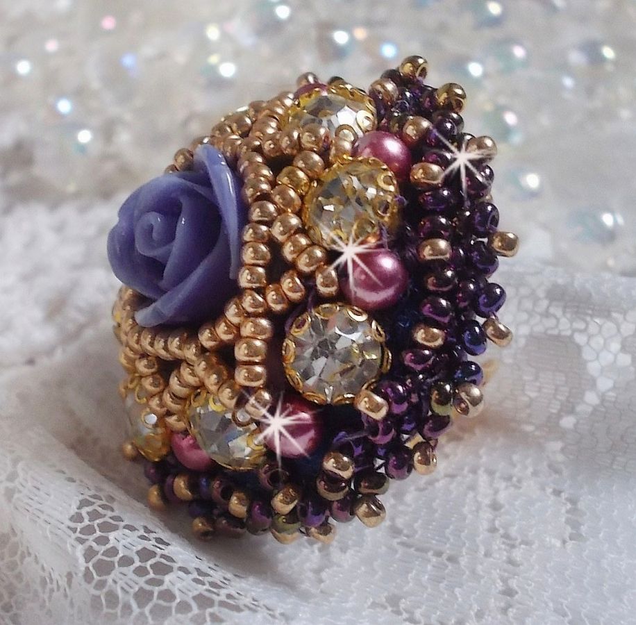 Anillo La Passionnée de Venise bordado con una flor de resina púrpura y strass Crystal