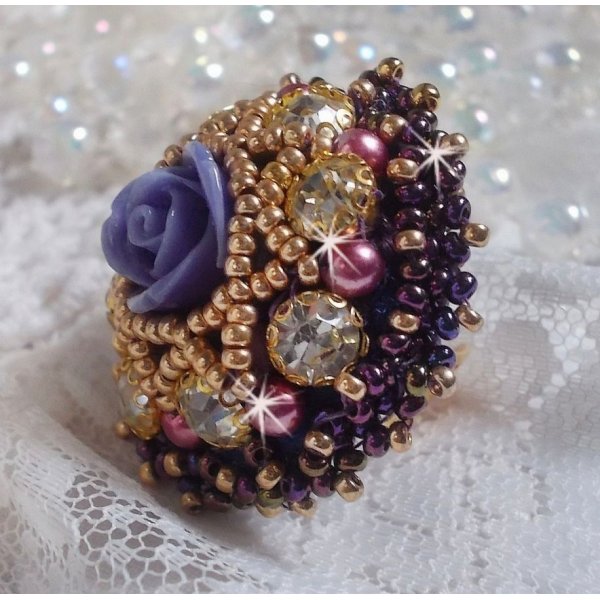 Anillo La Passionn&eacute;e de Venise bordado con una flor de resina p&uacute;rpura y strass Crystal