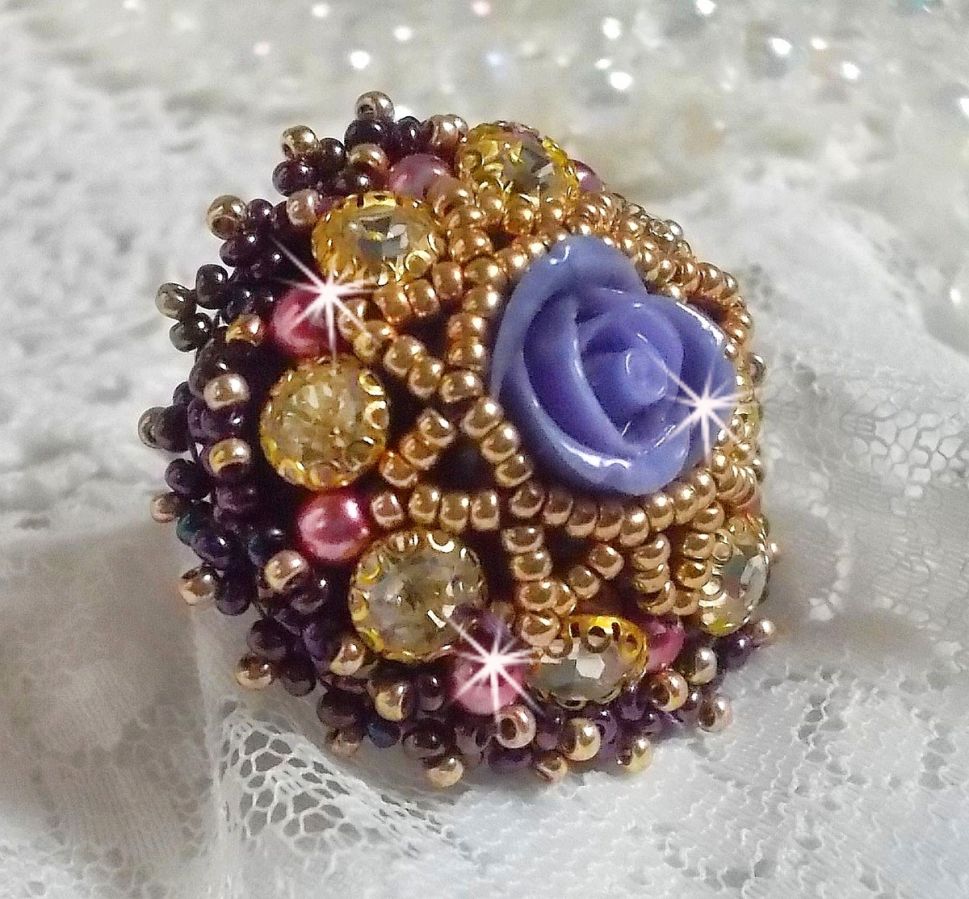 Anillo La Passionnée de Venise bordado con una flor de resina púrpura y strass Crystal