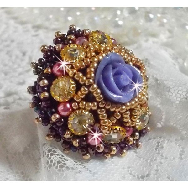 Anillo La Passionn&eacute;e de Venise bordado con una flor de resina p&uacute;rpura y strass Crystal