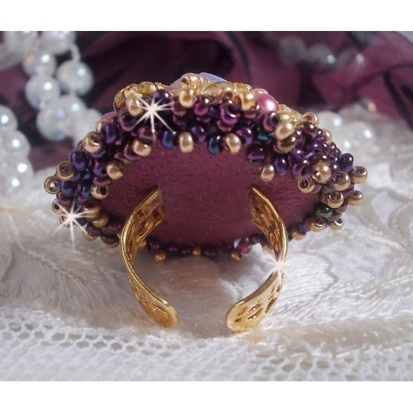 Anillo La Passionn&eacute;e de Venise bordado con una flor de resina p&uacute;rpura y strass Crystal