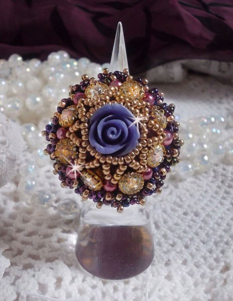 Anillo La Passionn&eacute;e de Venise bordado con una flor de resina p&uacute;rpura y strass Crystal