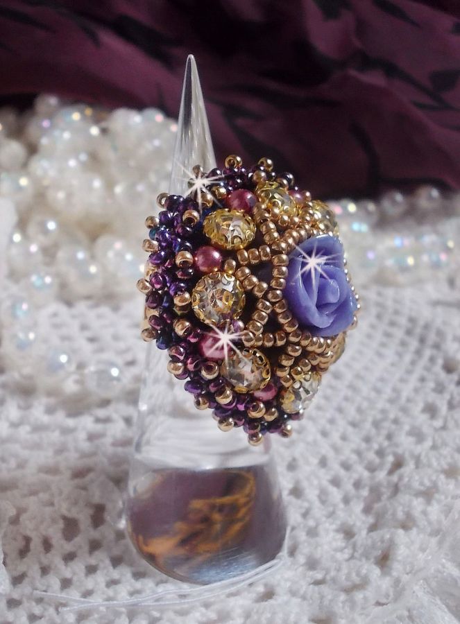 Anillo La Passionnée de Venise bordado con una flor de resina púrpura y strass Crystal