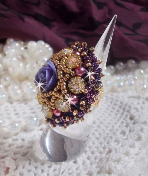 Anillo La Passionn&eacute;e de Venise bordado con una flor de resina p&uacute;rpura y strass Crystal