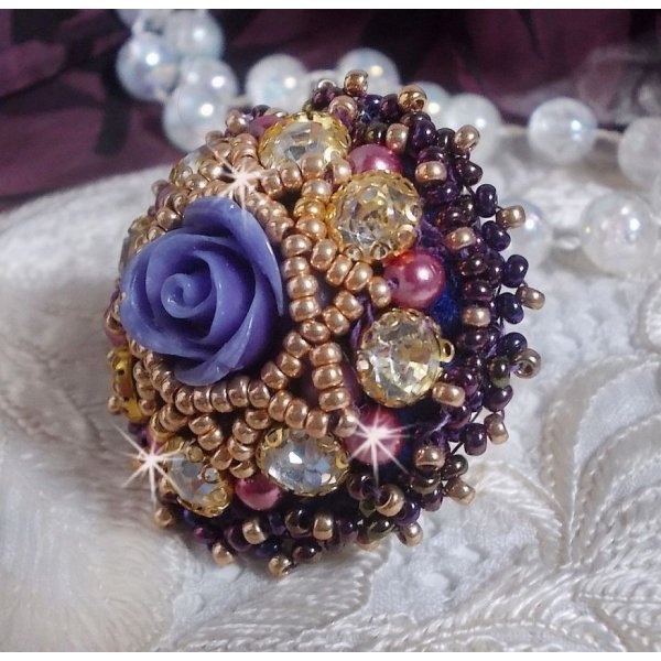 Anillo La Passionn&eacute;e de Venise bordado con una flor de resina p&uacute;rpura y strass Crystal