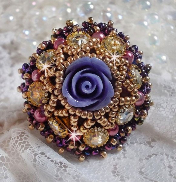 Anillo La Passionn&eacute;e de Venise bordado con una flor de resina p&uacute;rpura y strass Crystal