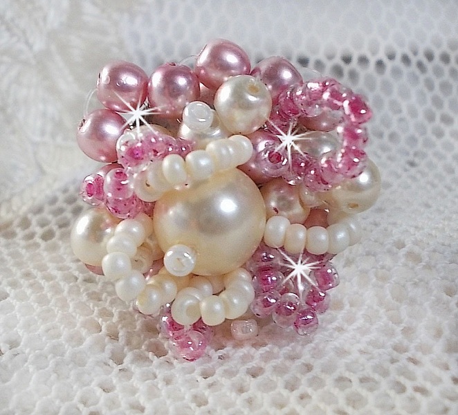 Bague D&eacute;tente avec des perles nacr&eacute;es de Swarovski