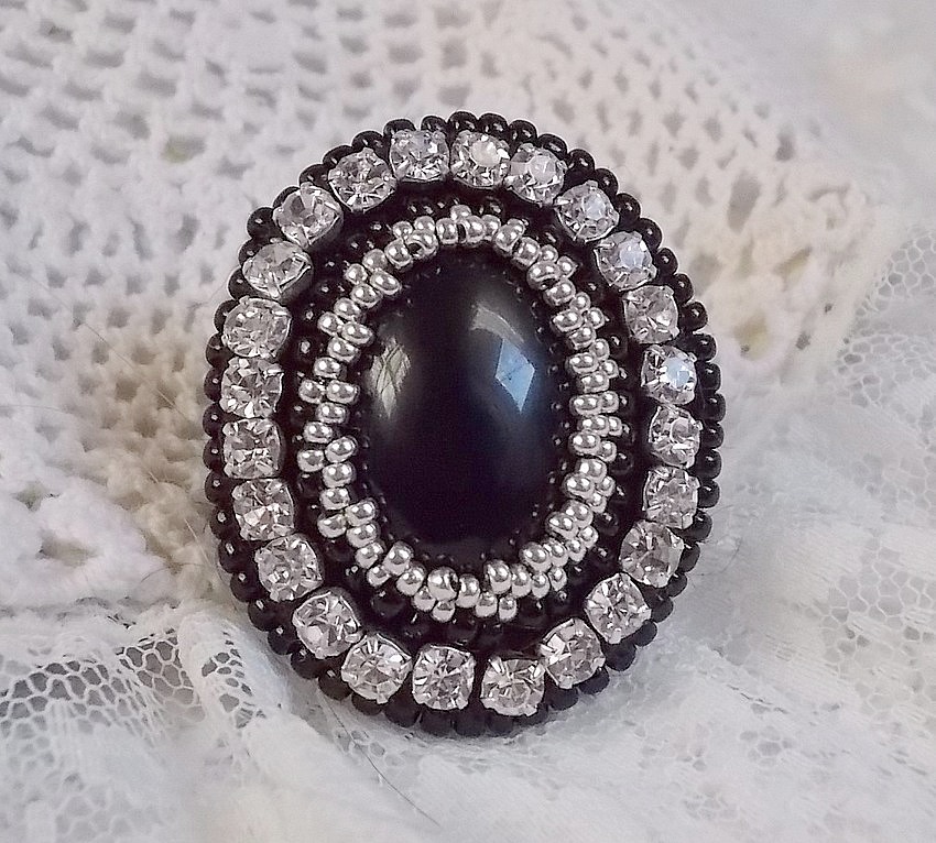 Anillo Piedra Negra bordado con una piedra preciosa, ónice negro, cristales y cuentas de semillas