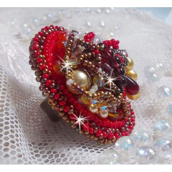 Bague Printemps Color&eacute; brod&eacute;e avec des Cristaux de Swarovski, des perles rondes nacr&eacute;es, un c&ocirc;ne filigran&eacute;e et des rocailles