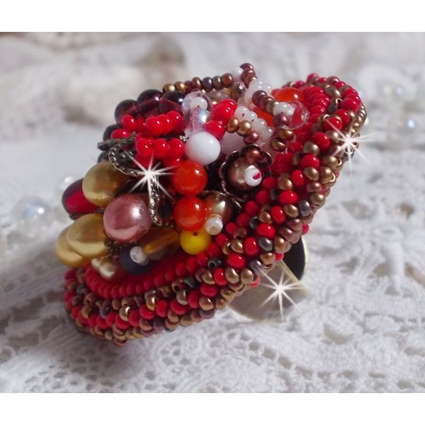 Bague Printemps Color&eacute; brod&eacute;e avec des Cristaux de Swarovski, des perles rondes nacr&eacute;es, un c&ocirc;ne filigran&eacute;e et des rocailles