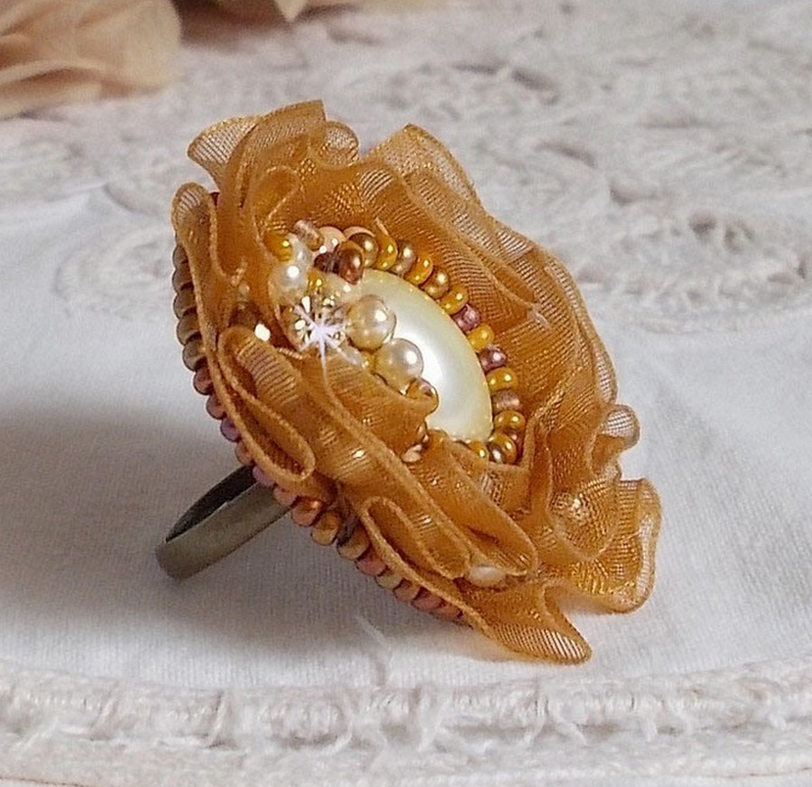 Anillo Reflets de Rosée bordado con perlas nacaradas y cinta de organza color fauve