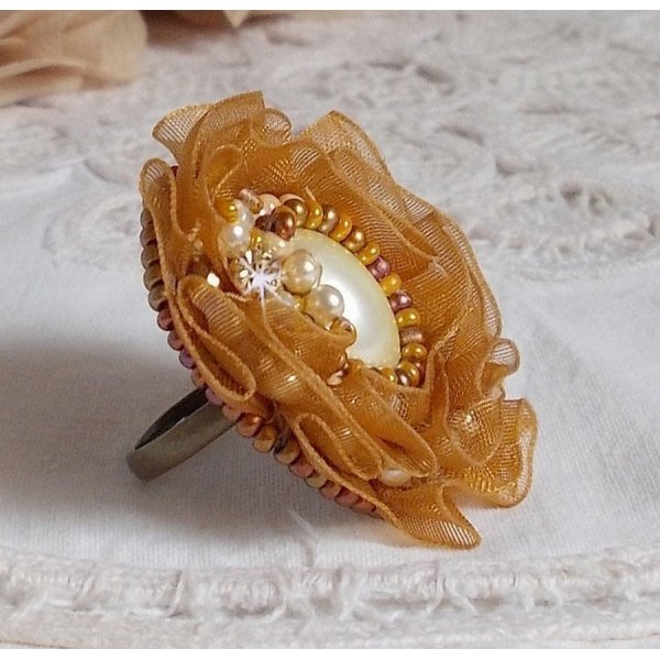 Anillo Reflets de Ros&eacute;e bordado con perlas nacaradas y cinta de organza color fauve