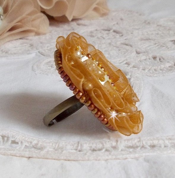 Anillo Reflets de Ros&eacute;e bordado con perlas nacaradas y cinta de organza color fauve
