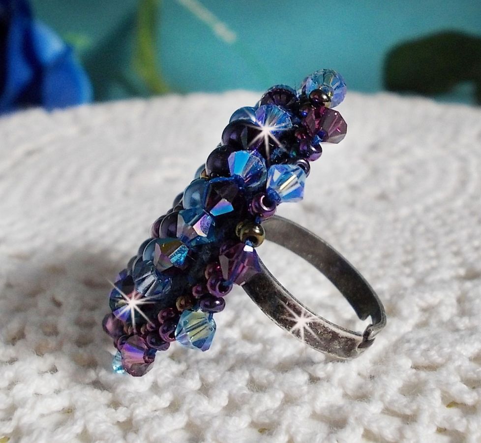 Anillo Royal Blue Roses bordado con un cabujón de cristal y hermosas perlas barrocas