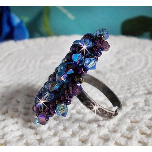 Anillo Royal Blue Roses bordado con un cabuj&oacute;n de cristal y hermosas perlas barrocas