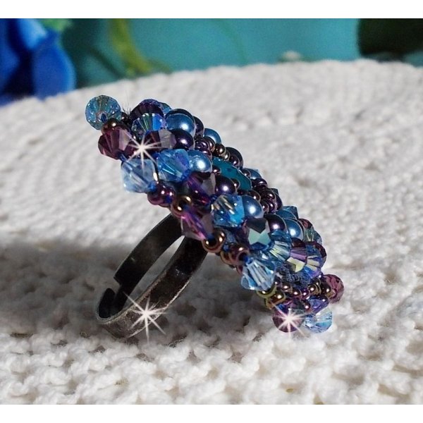 Anillo Royal Blue Roses bordado con un cabuj&oacute;n de cristal y hermosas perlas barrocas